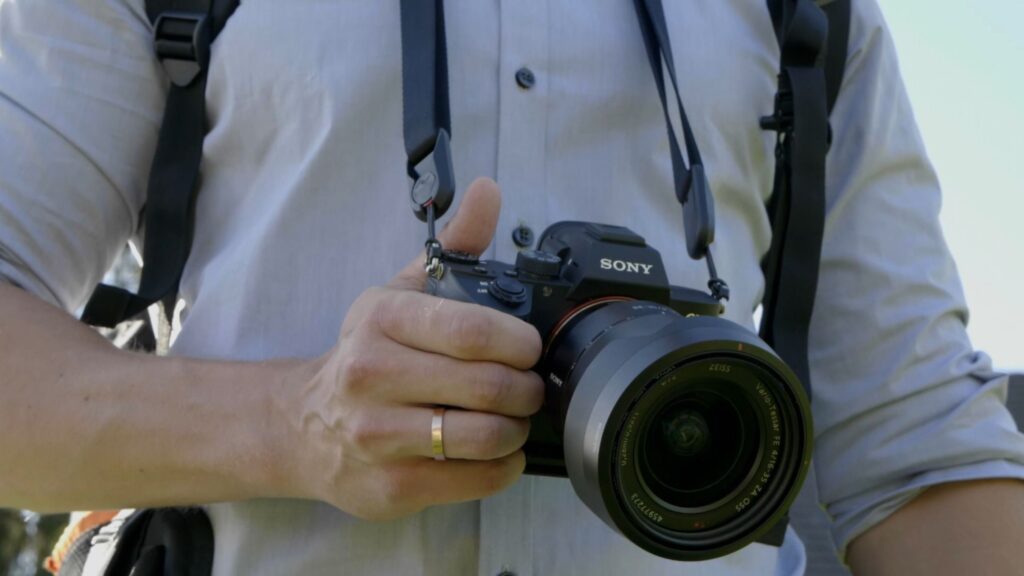 Ein Fotograf hält eine Kamera in seinen Händen
